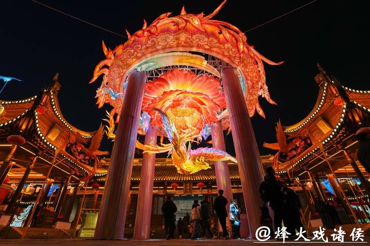 江苏南京：灯彩亮 迎新年